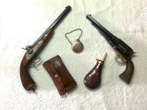 GALAN_A_PARIS_Cal_41_y_REMINGTON_1858_NEW_MODEL_ARMY_Cal_44.jpg